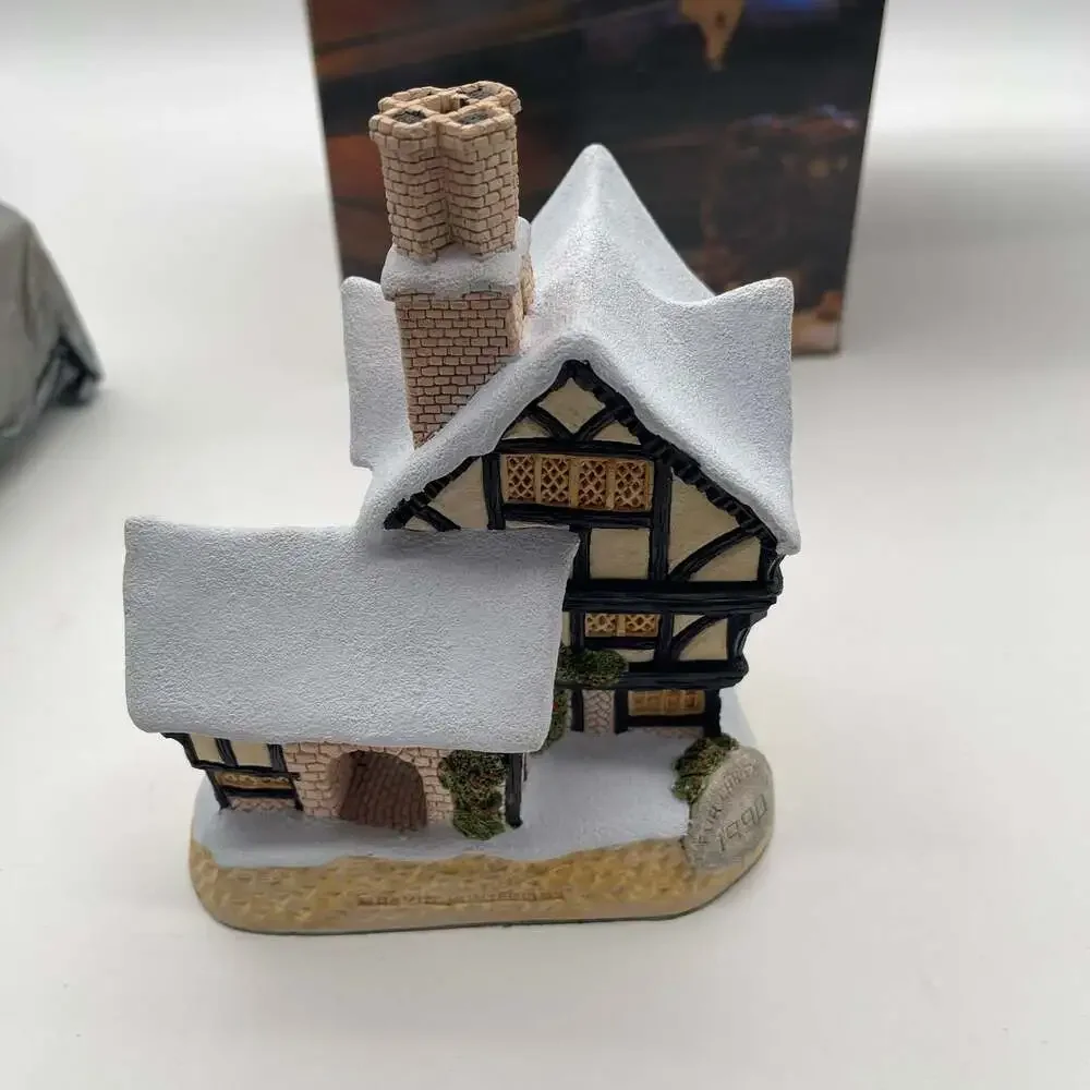 Vintage 1990 David Winter Mister Fezziwig's Emporium Christmas Cottage with Box‎